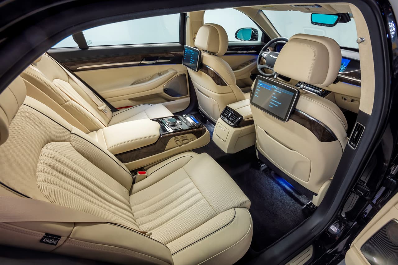 El espacio para piernas en el asiento trasero del Genesis G90 es de 37.8 pulgadas, lo cual no compara bien con autos como el Audi S8 que cuenta con 42.9 pulgadas.