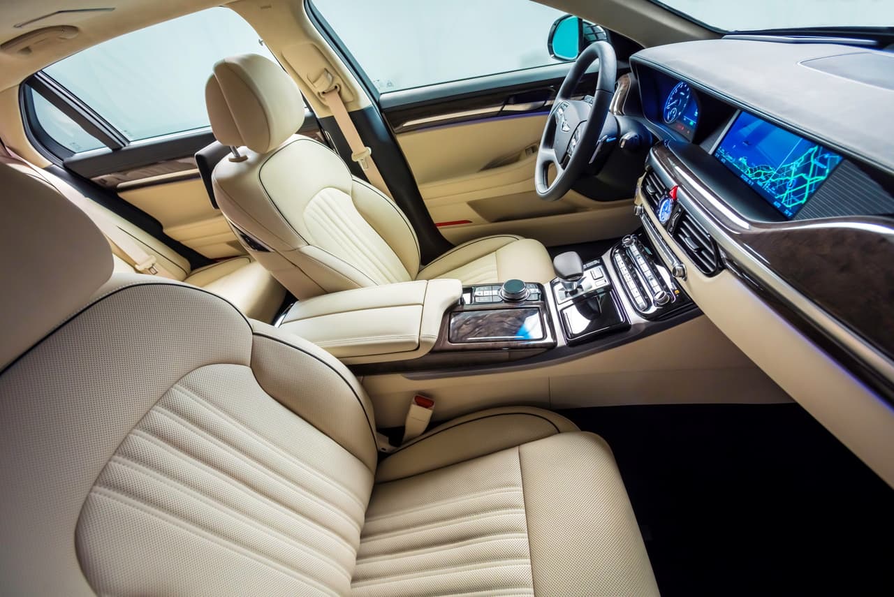 La cabina del Genesis G90 no tiene que dar ninguna excusa frente a los mejores autos de lujo de Europa y Japón.