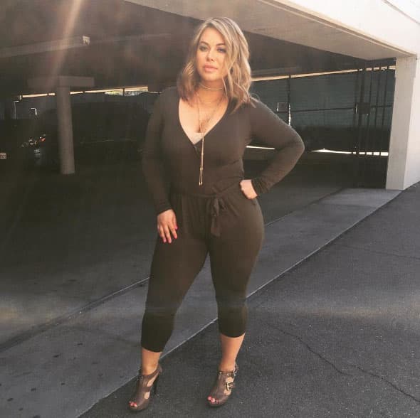 Chiquis con un
<i>jumpsuit</i> que muestra sus orgullosas y características curvas