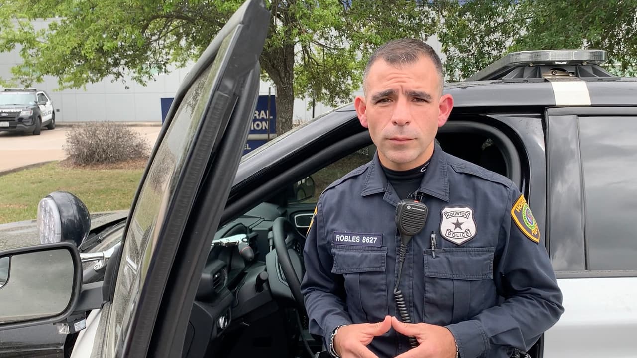 “Un oficial solo irá a tocarte la puerta si está en una investigación por alguna pregunta que quiera hacerte y siempre van a portar una identificación oficial”, explicó Jesús Robles, de la Unidad de Relaciones Comunitarias de la Policía de Houston.