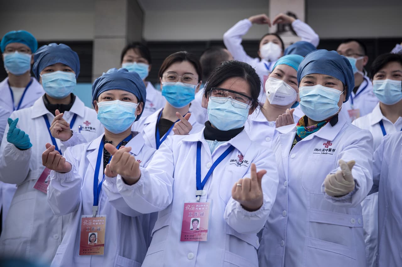 Médicos de un hospital provisional de Wuhan celebran el alta de un último grupo de pacientes. En esta ciudad, el epicentro de la pandemia, se han cerrado los hospitales temporales a medida que se han recuperado los infectados. Según la Comisión Nacional de Salud china la propagación del covid-19 se ha ralentizado drásticamente y en la emisora estatal china CCTV dijeron que en 13 provincias supuestamente ya no hay casos confirmados.