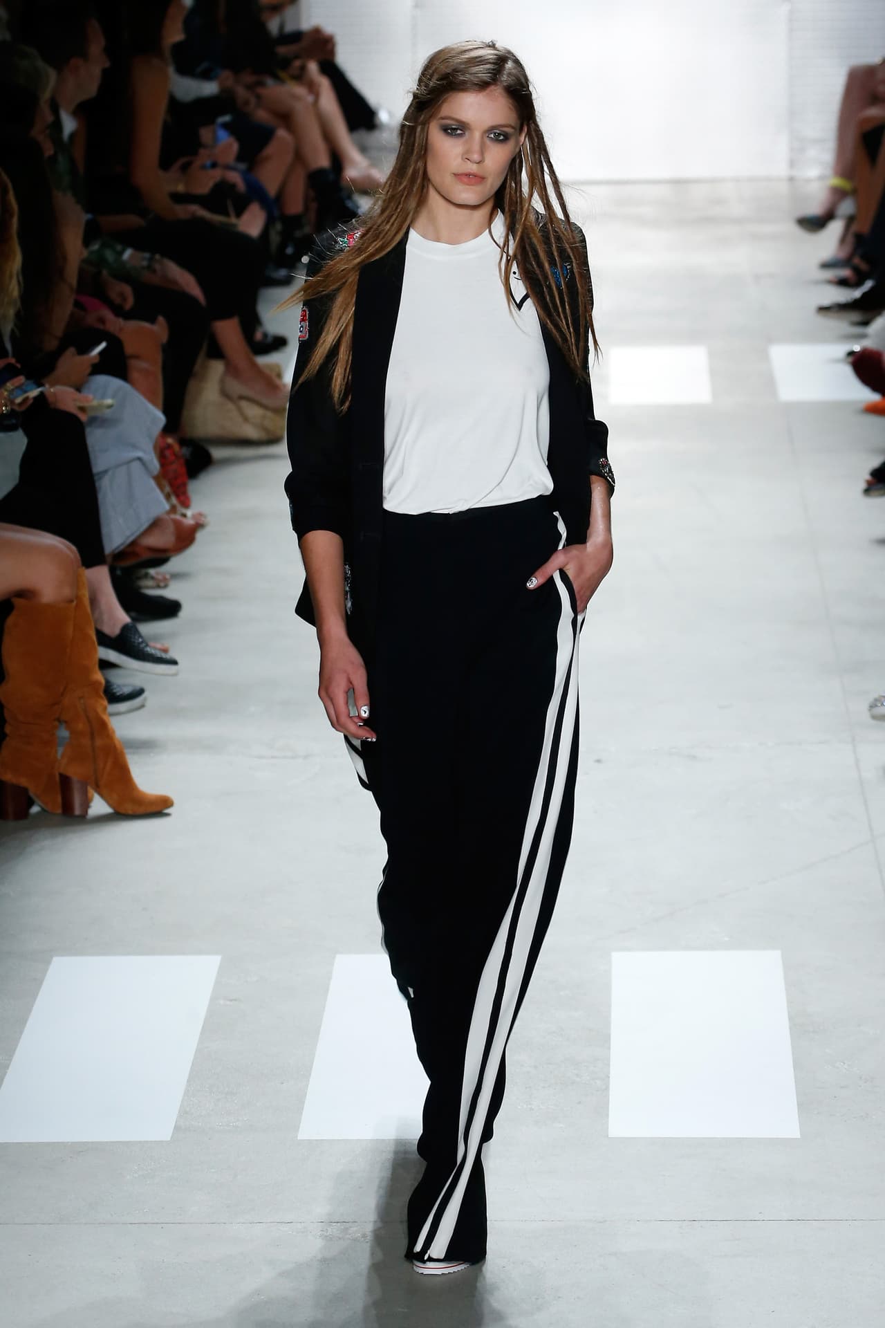 Chaqueta formales tipo blazer van bien con pantalones deportivos.