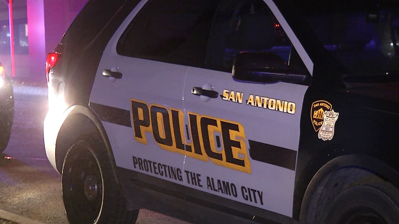 Hombre golpea a una mujer, le pone un arma en la cabeza y dispara contra los policías 