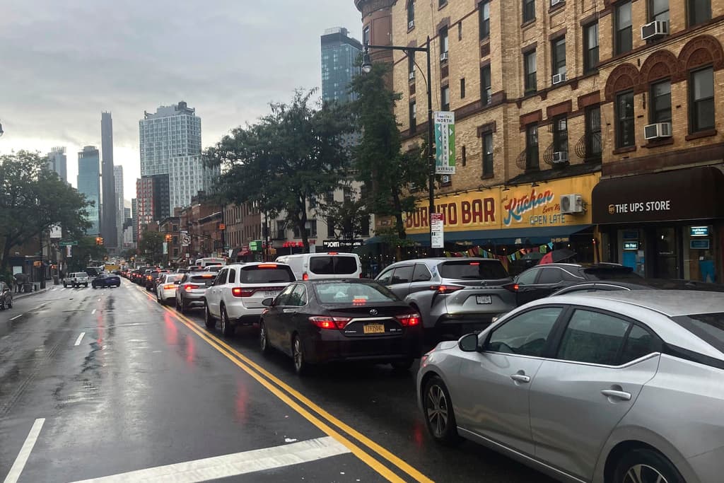 Según 
<i>Los Guardianes del Tiempo de Univision</i> 
<b><a href="https://www.univision.com/local/nueva-york-wxtv/viernes-lluvioso-nueva-york-aviso-inundaciones-repentinas" target="_blank">se esperan acumulados por encima de las 4 pulgadas de lluvia en estas áreas</a></b> lo que traerá inundaciones repentinas.
<br>
<br>
<a href="https://www.univision.com/local/nueva-york-wxtv/danos-inundaciones-cobrar-seguro-ayuda-perdidas">¿Sufriste daños por inundaciones? revisa recomendaciones y cómo cobrar tu seguro u obtener ayuda</a>
<br>