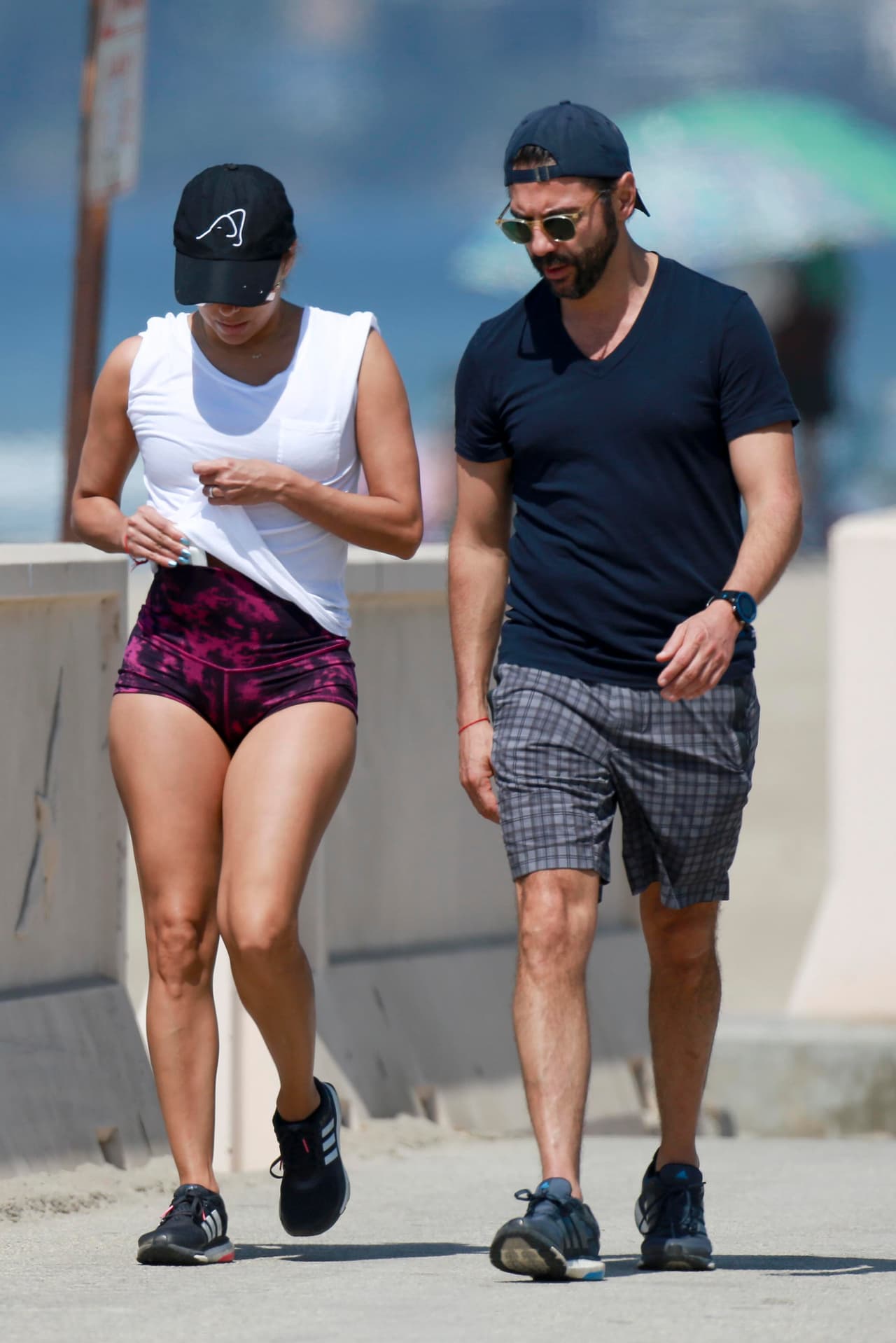 Por eso se puede dar el lujo de mostrar sus lindas piernas.