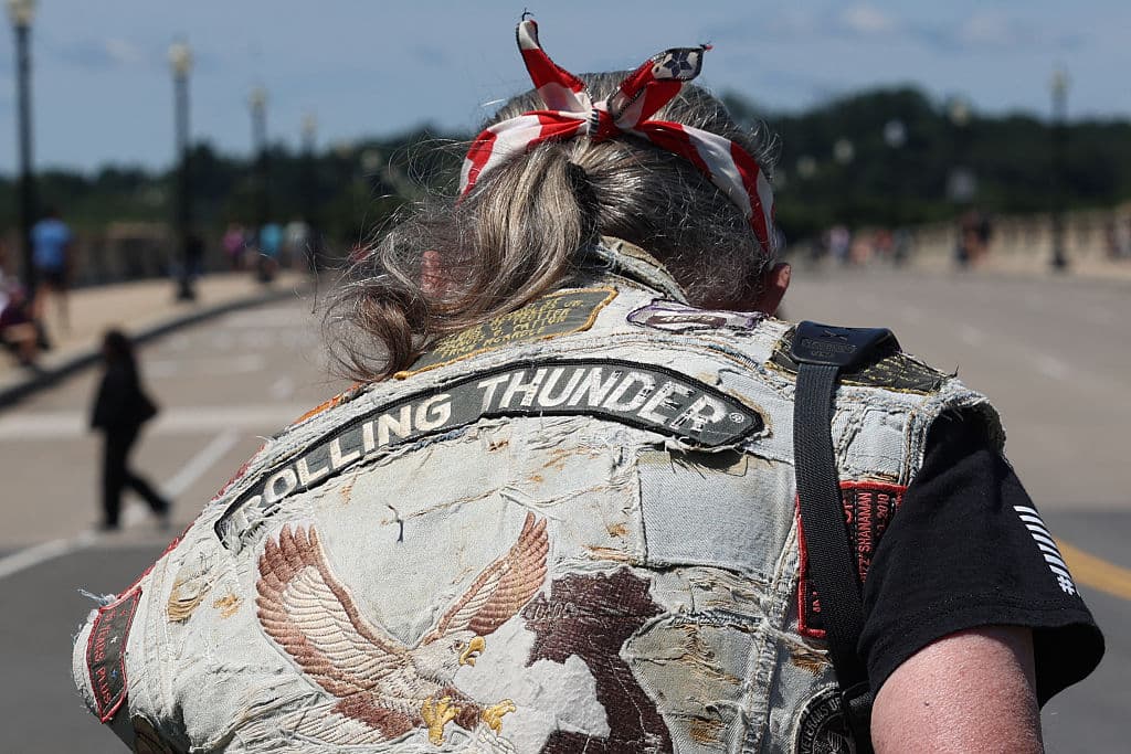 Algunos de los veteranos llegaron con chalecos conmemorativos de los inicios de este evento, cuando los 'Rolling Thunder' comenzaron a expresar sus inquietudes mientras disfrutaban de su mayor pasión.