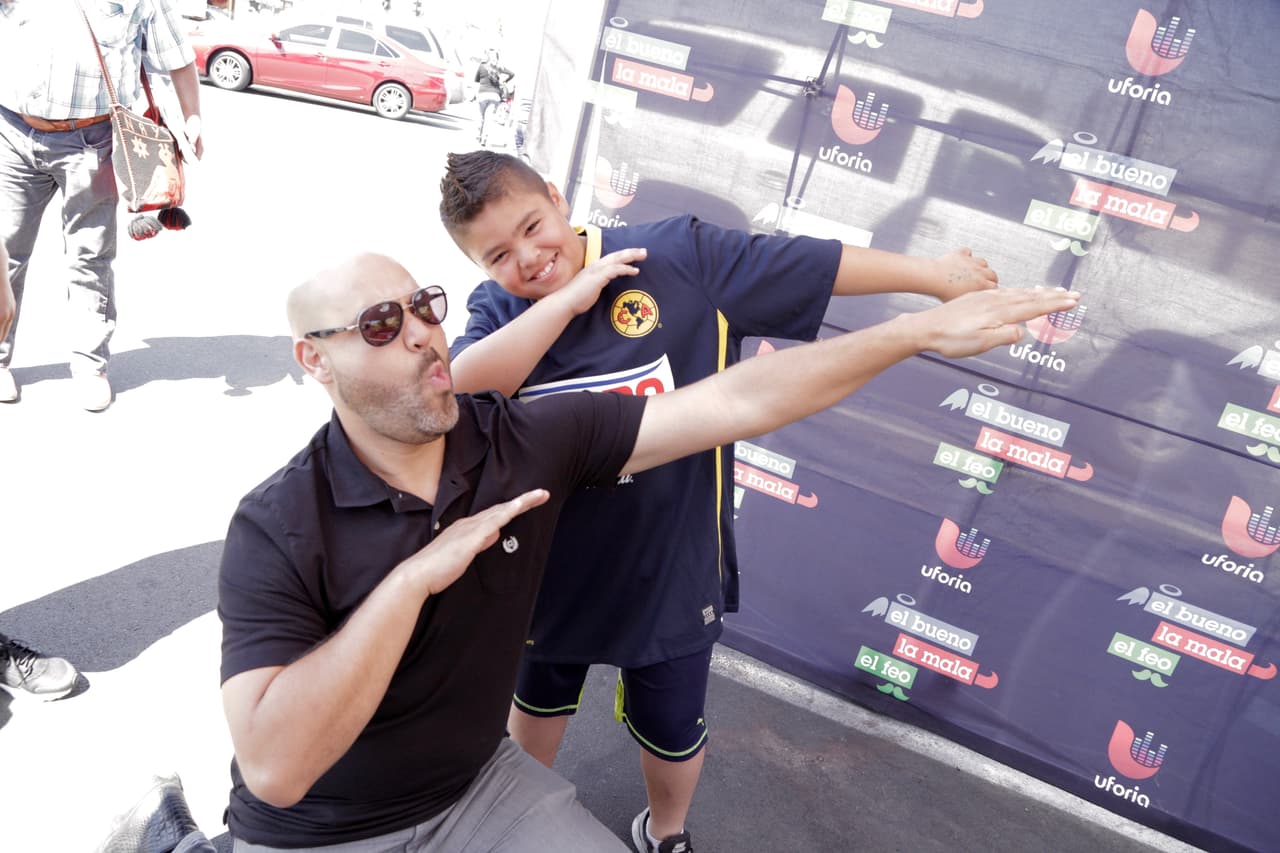 Todos los que llevaron su camiseta del América el locutor les entrego par de entradas para el show privado.