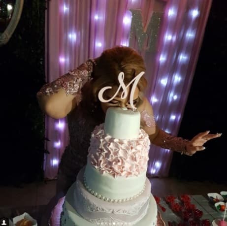 Pero como no le dio bien la mordida al pastel, ella misma se aventó para hacerlo mejor, mientras el público presente le echaba porras y aplaudía su detalle.