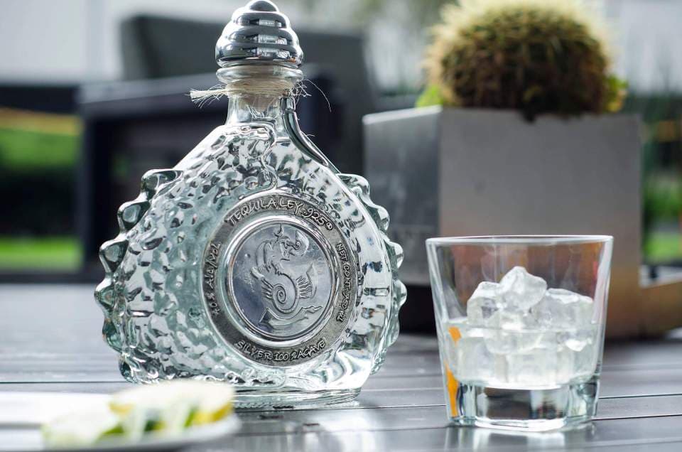 No sólo se trata de una bebida de alta calidad. La botella cuenta con más de cuatro mil diamantes incrustados y 2.3 kilos de platino.