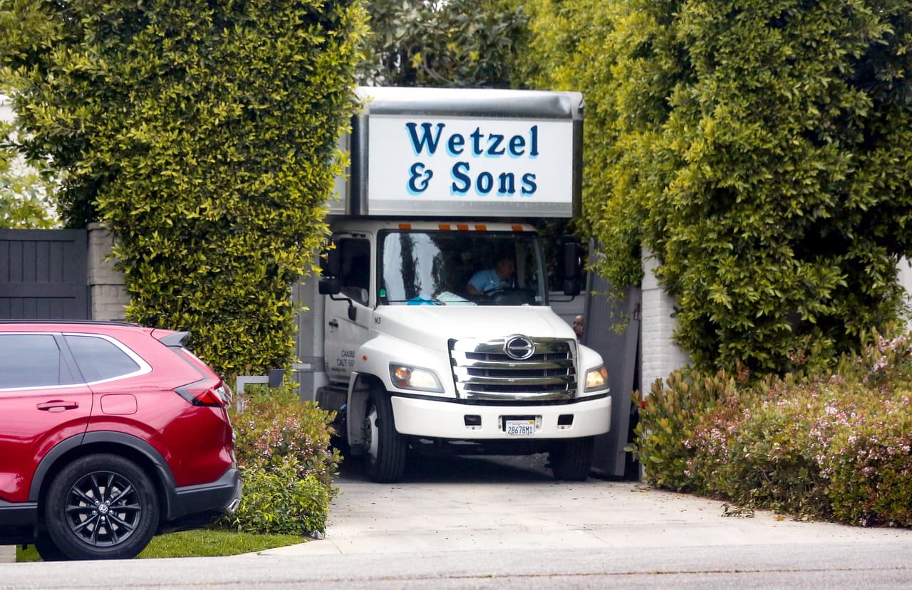 Un camión de mudanza llegó a la residencia que renta Ben Affleck.