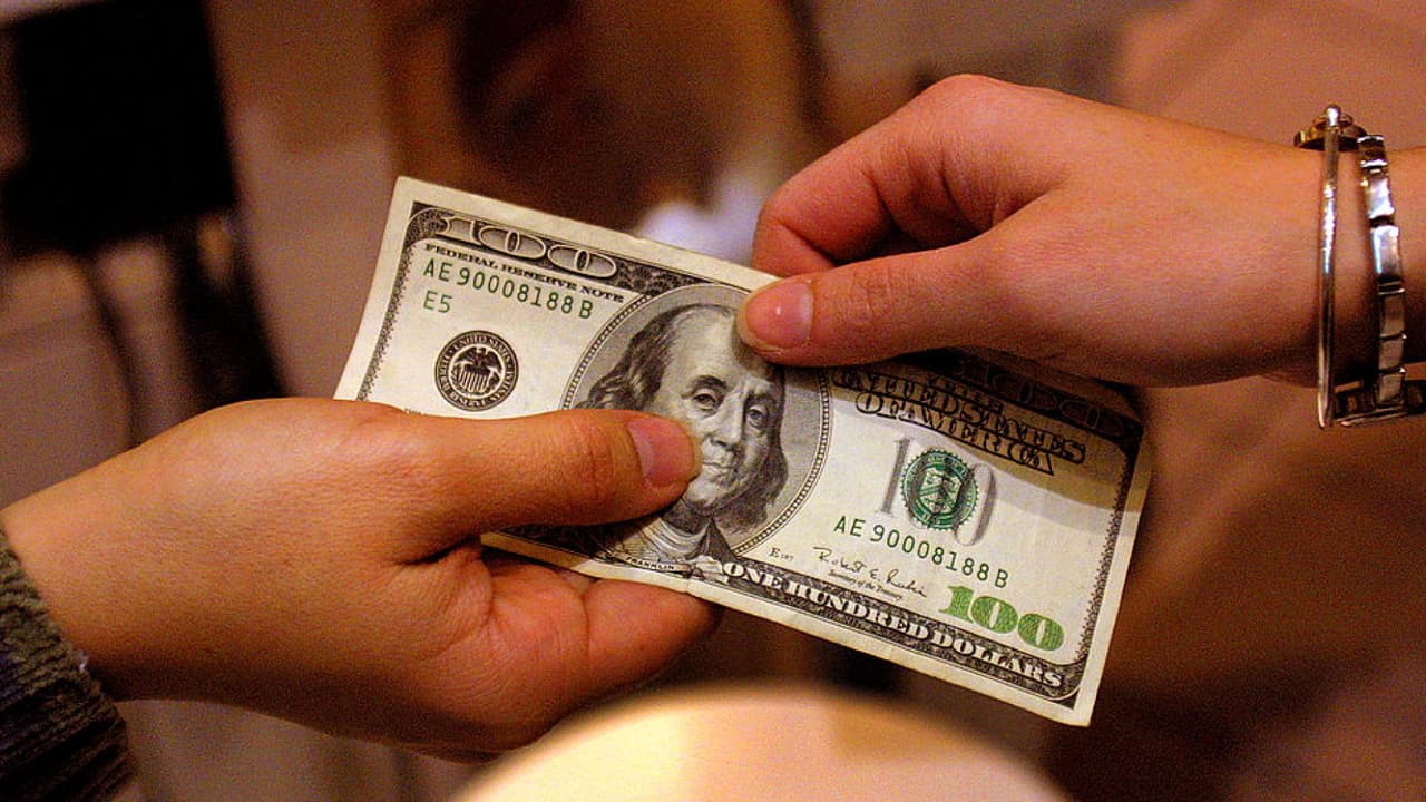 <b>¿Cómo aplicar a la ayuda?</b>
<br>De acuerdo con la funcionaria estatal, el dinero llegará a los condados. Para saber si tu condado es elegible al programa, debes visitar 
<a href="https://calosba.ca.gov/" target="_blank">CALOSBA.CA.GOV</a> durante las primeras semanas de febrero.
<br>