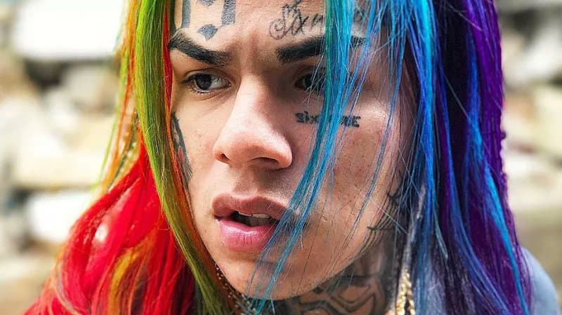 Mientras sus representantes legales 
<a href="https://www.univision.com/entretenimiento/defensa-de-tekashi-6ix9ine-asegura-que-es-inocente-y-pospone-la-audiencia-sobre-su-fianza" target="_blank">aseguran que es inocente</a>, la fiscalía sigue acumulando pruebas en su contra. Si 'Tekashi' es encontrado culpable podría pasar más de 30 años tras las rejas.
