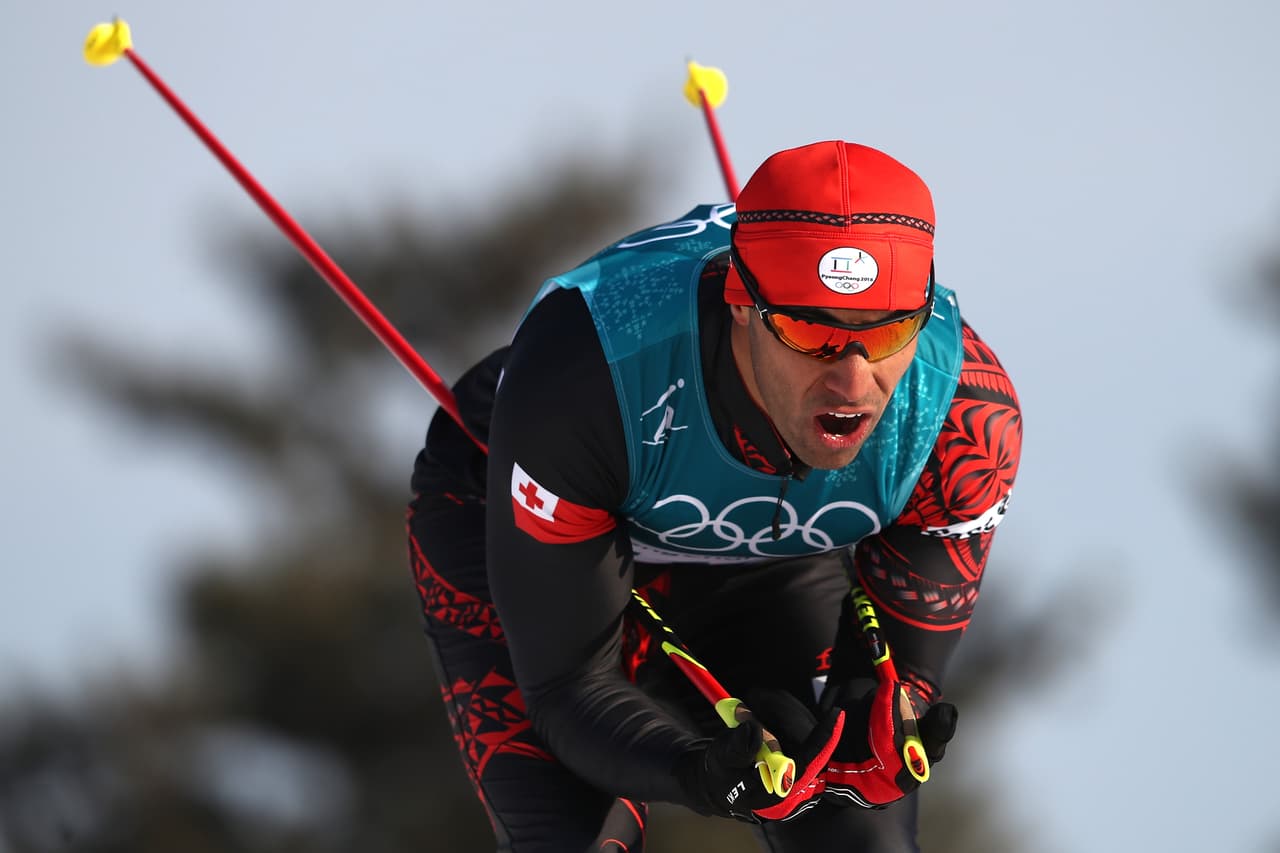 Taufatofua en la competencia de ski de campo traviesa PyeongChang. A pesar de ser originario de un país donde la temperatura media anual es de 77 grados fahrenheit (unos 25 grados centígrados), el nativo de Tonga se propuso seriamente clasificar a estos juegos. 
<br>
<br>Contó que primero se ató a tablas de madera y corrió por las colinas de arena. Luego pudo irse a entrenar en la nieve de verdad en Islandia.