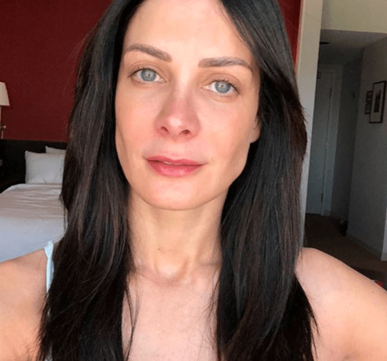 "Esta #SoyYo sin filtro, sin maquillaje... Tal como soy.
<b><a href="https://www.univision.com/shows/mira-quien-baila/mira-como-han-crecido-los-esquivos-hijos-de-dayanara-torres-y-marc-anthony-fotos">¡La que mis hijos aman! </a></b>Gracias Kany García por esta hermosa iniciativa", compartió la ex Miss Universo Dayanara Torres.