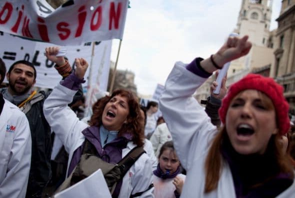 "Esto no es cosa de los sindicatos o de organizaciones, es una movilización de todos", dijo Carolina, una enfermera de 33 años del hospital de la Cruz Roja, mientras recogía firmas en defensa de la sanidad pública.
