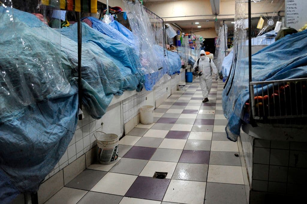 <b>Un mercado municipal en La Paz. </b>El primer año de la pandemia dejó escenas distópicas de desinfección en todo el mundo. Por ejemplo, esta en un punto de venta de la capital de Bolivia.