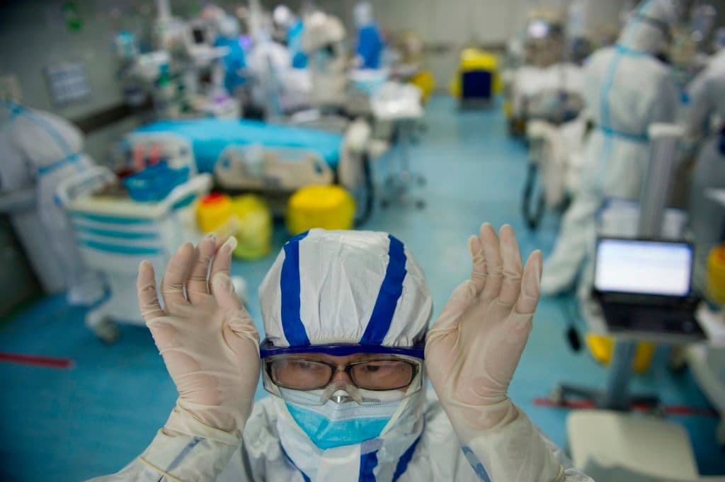 Una enfermera que atiende a pacientes de coronavirus en un hospital de Wuhan se ajusta las gafas protectoras.