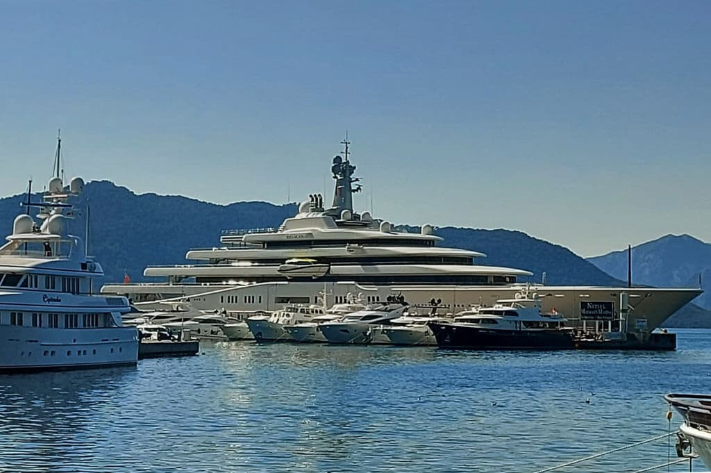 El yate de lujo 'Eclipse', también perteneciente al oligarca ruso Roman Abramovich, está atracado en el complejo costero del mar Egeo de Marmaris, distrito de Mugla, el 22 de marzo de 2022. Abramovich, que ha sido inhabilitado como directivo del club de fútbol Chelsea por la junta directiva de la Premier League después de que el gobierno británico sancionara al multimillonario ruso, es uno de los oligarcas rusos sancionados por Reino Unido y la UE tras la invasión rusa a Ucrania.