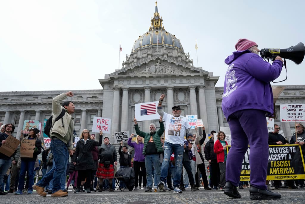 Algunos de los manifestantes expresaron inquietudes por la situación de los inmigrantes; otros censuraron los dramáticos recortes y despidos en el gobierno federal.