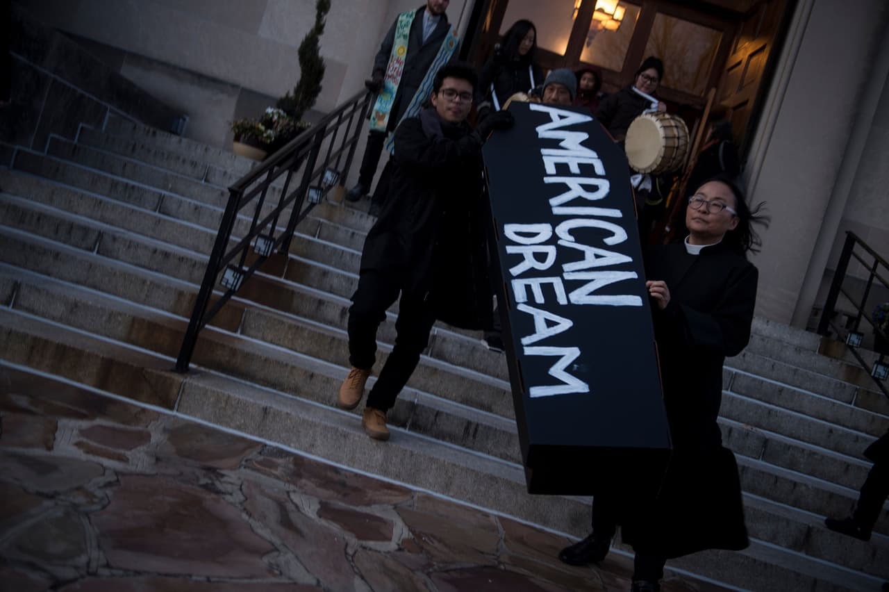 Activistas del movimiento dreamer se acercan al capitolio con pancartas para protestar contra el presidente Donald Trump.