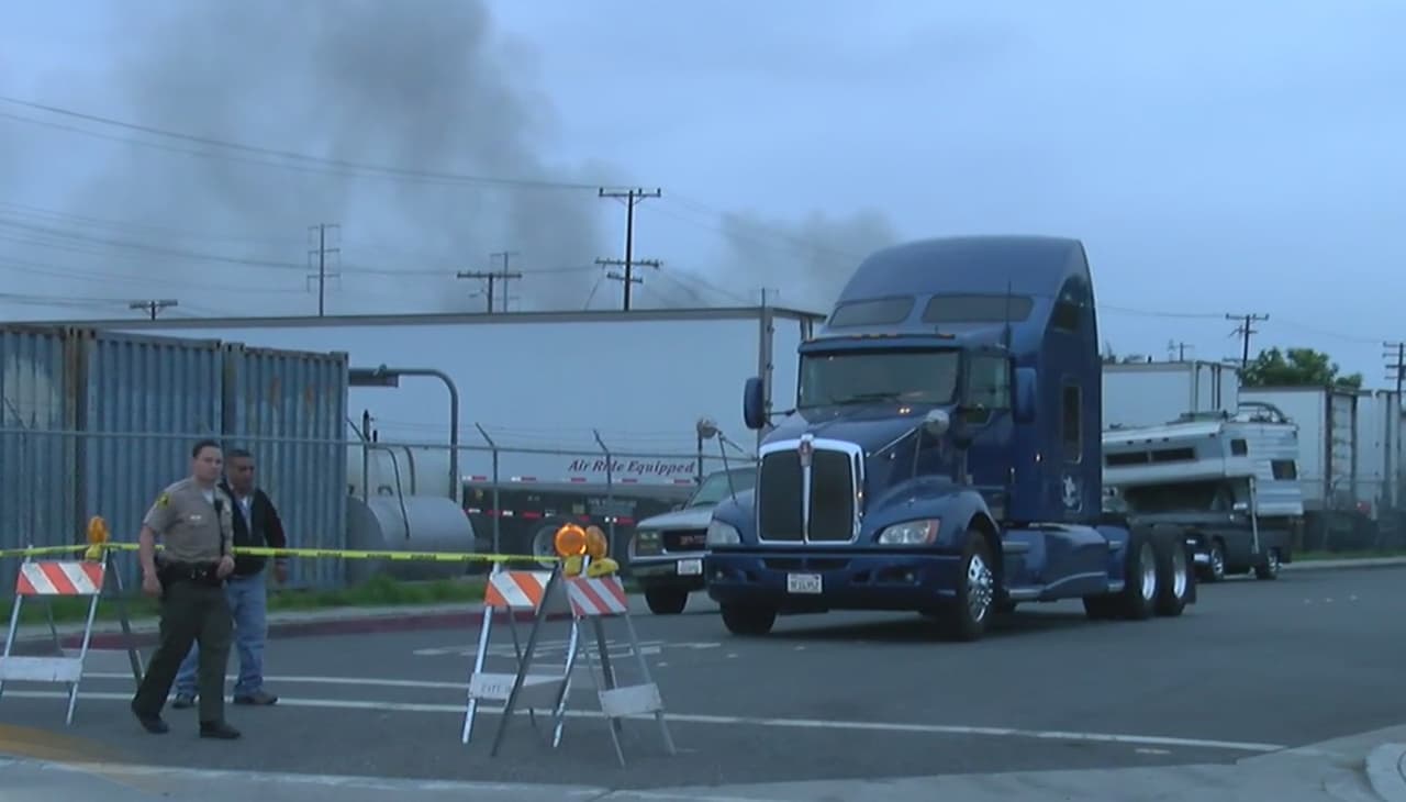 Bomberos controlan incendio, pero limitan el paso por riesgos de salud