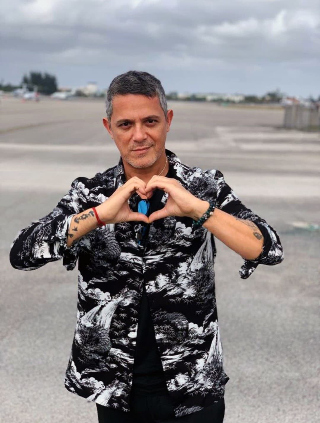 Maity cuestionó al cantante acerca de la evolución que ha tenido en esta faceta: “Como padre, según va pasando el tiempo, vas entendiendo de que va esto de la vida. Te das cuenta de lo importante que es el tiempo que pasas con ellos. Si eres más joven piensas que puede ser una carga, pero luego es una cosa que te llena de vida, te recarga de energía. Esas son las verdaderas cosas que te vas a llevar”, confesó Alejandro Sanz para Despierta América.
<br>