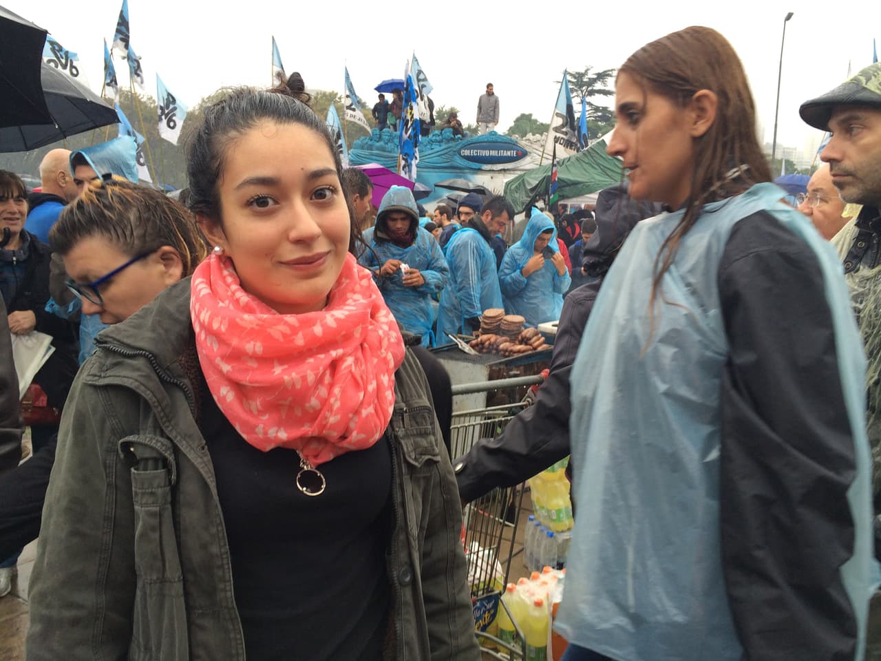 “Estamos en un país bananero, que toda la vida vivió corrupción”, declaró por su parte Luz (19), quien vino desde la provincia de Córdoba para apoyar a Fernández. La joven no niega que haya casos de corrupción en el Kirchnerismo, pero cree que la expresidenta no está implicada. "Néstor Kirchner nuestro gran presidente, corrupto, pero un inmenso presidente. Sin embargo, estamos convencidos que ella no tuvo participación”, afirmó.