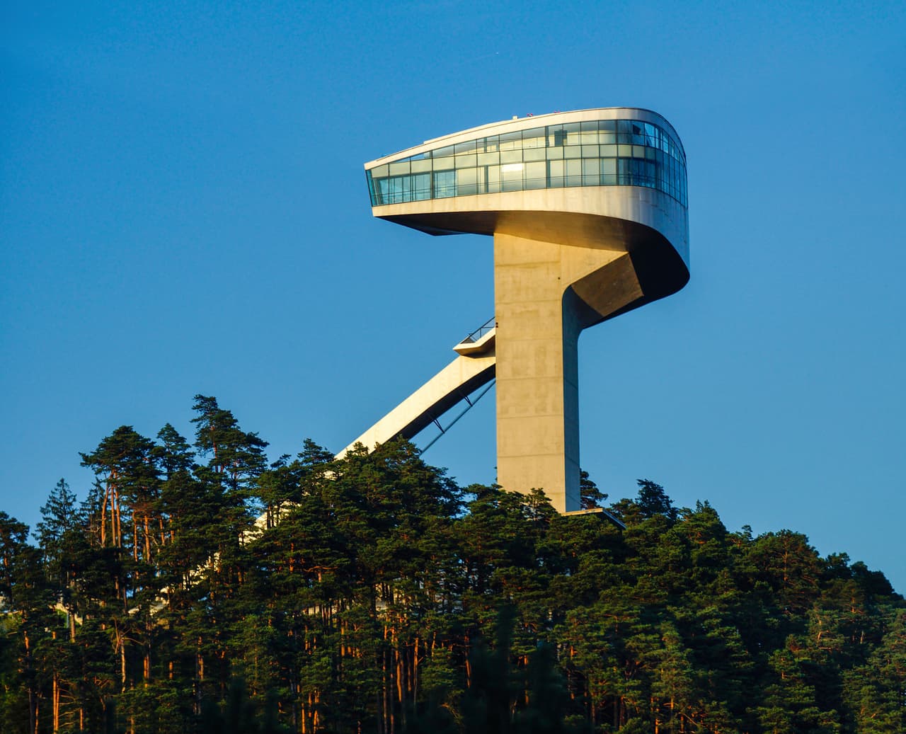Rampa de salto de ski, construida para los Juegos Olímpicos de Invierno de Innsbruck, Austria, en 2002.