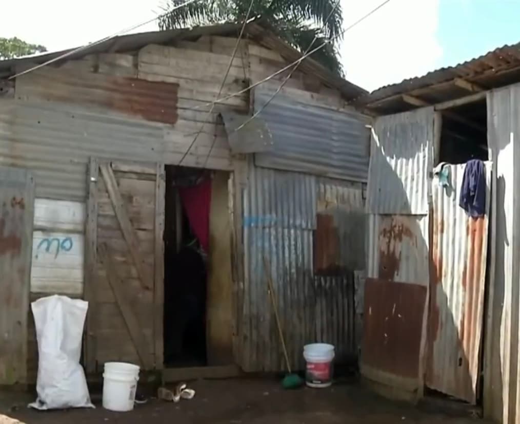 La vivienda de esta pareja de ancianos pasa sus últimos días en una maltrecha casa de hojalata y madera podrida que no cuenta con agua potable. Además se encharca de lodo y basura con las lluvias.
<b> "Lloran cuando sienten el agua de las goteras</b> (...) tengo que protegerlos mientras voy corriendo con cubetas para que no se mojen.
<br>