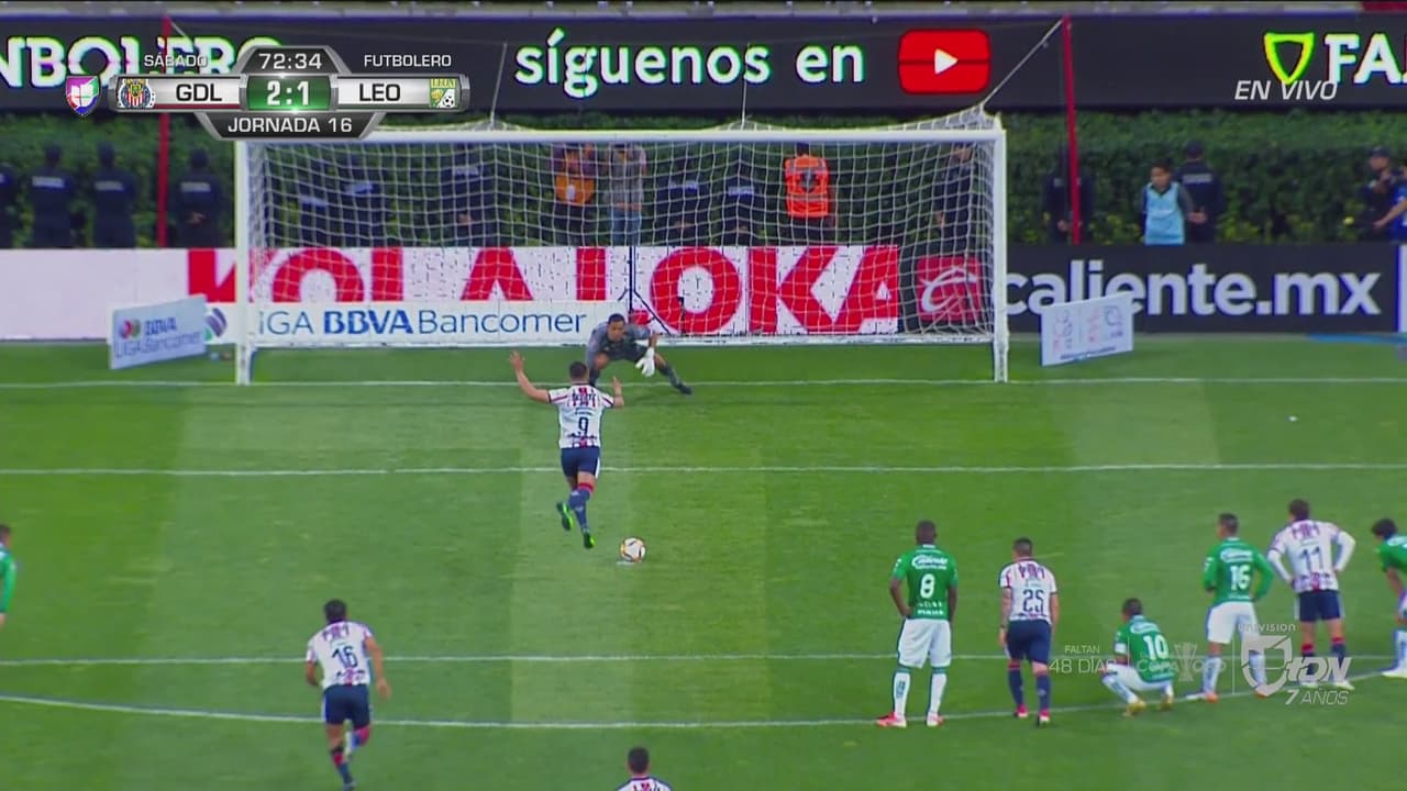 ¡Con todo y salto! Alan Pulido recupera la ventaja desde los once pasos