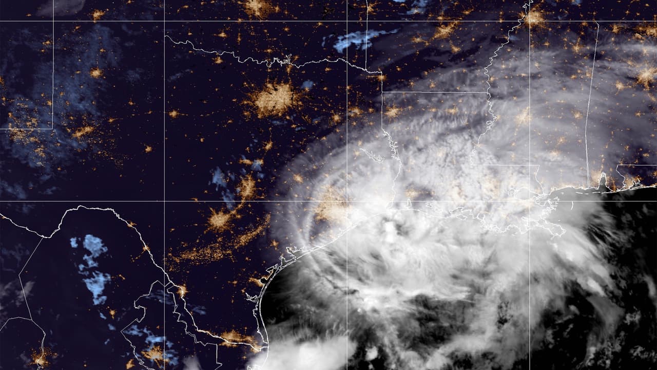 Nicholas vuelve a ser una tormenta tropical mientras atraviesa el área de Houston
