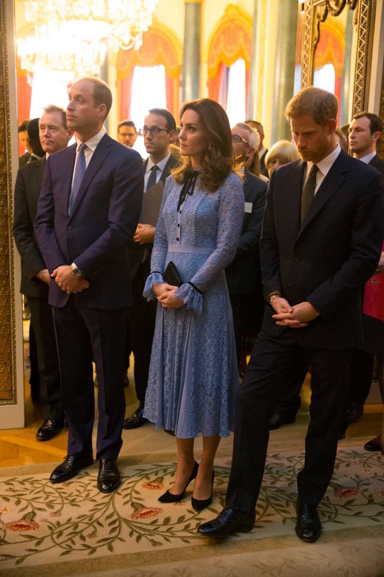 "La condición de la duquesa está mejorando, está encantada de poder estar aquí con ustedes esta noche“ dijo una de las asitententes de Middleton sobre su condición.