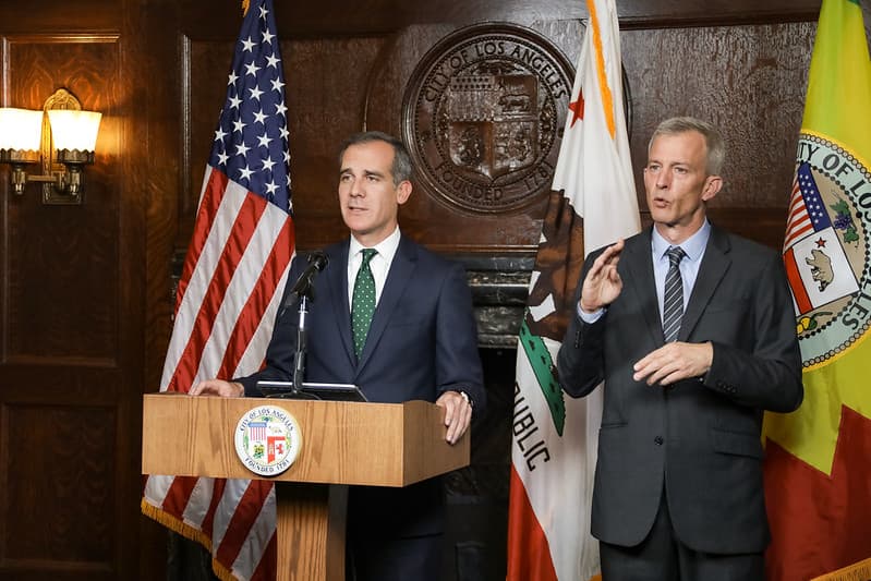 El 19 de marzo el alcalde de Los Ángeles, Eric Garcetti, ordenó a los residentes a quedarse en casa para responder a la crisis de salud pública por el coronavirus. Inicialmente la orden "Más seguros en casa" se había establecido hasta el 19 de abril.