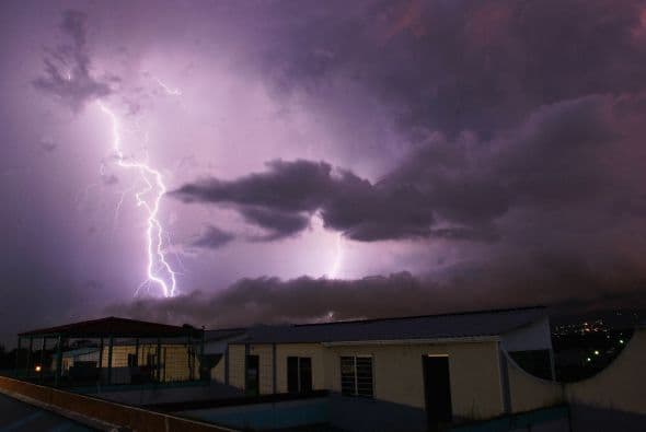 El Huracán Mitch. Uno de los ciclones más letales y poderosos de los últimos tiempos, Mitch arrasó con Centroamérica entre octubre y noviembre de 1998. El meteoro dejó cantidades históricas de lluvia en Honduras y Nicaragua, y se convirtió en el segundo huracán más letal del Atlántico, dejando al menos 11 mil personas muertas y alrededor de 8 mil desaparecidos.