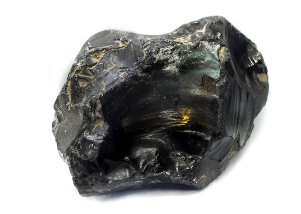 La obsidiana estimula el crecimiento a muchísimos niveles, espiritual, mental, físico y psicológico, animando a explorar lo desconocido y aventurero, para ayudarnos a descubrir quiénes somos realmente.