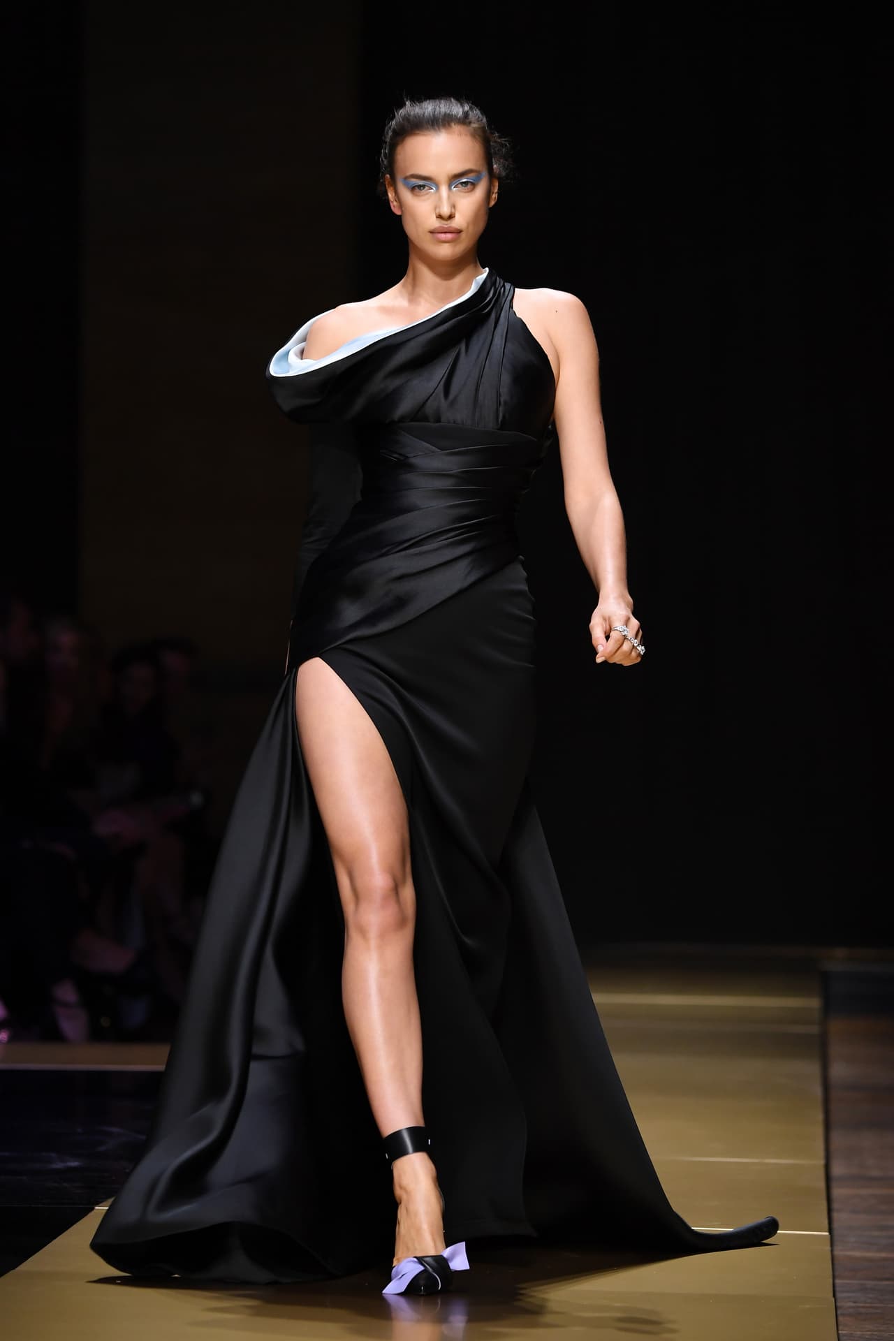El epítome de la sensualidad, este vestido de Atelier Versace que permite el asomo de un hombro, una pierna y curvas imposibles entre los envolventes dobleces de una sensacional abundancia de tela, dejaría desmayados a los fans de Buika.
<br>