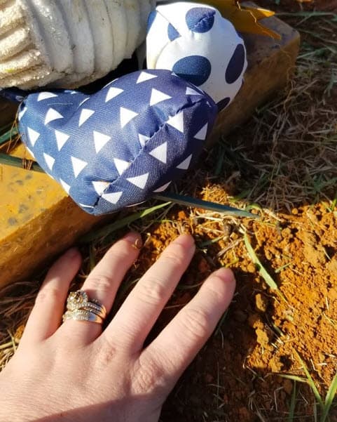 El pasado 16 de abril publicó esta imagen de la tumba de
<a href="https://www.univision.com/entretenimiento/celebridades/su-bebe-murio-a-los-8-meses-de-embarazo-esta-actriz-cuenta-su-trago-mas-amargo-fotos">Mauricio</a> con el siguiente mensaje: "Hoy cumples un mes de haber nacido, tan hermoso mi bebé, pienso en ti en todo momento y aunque tú no hayas visto mi rostro porque naciste dormido, sé que recordarás mi voz y cada latido de amor que por ti mi corazón dio mientras aún estabas conmigo. Es un día duro, soñaba celebrar este primer mes contigo, pero Dios tenía otros planes. Sé que aquí solo yace tu cuerpo, pero con él aquí también sepultaron un pedazo nuestro. El dolor es tan cierto como su presencia, la diferencia es que Jesús venció el dolor y venció la muerte, así que me rindo ante ese que es soberano y más grande que el sufrimiento presente. Te amo hijo, te amaré siempre Mauricio, de mamá".