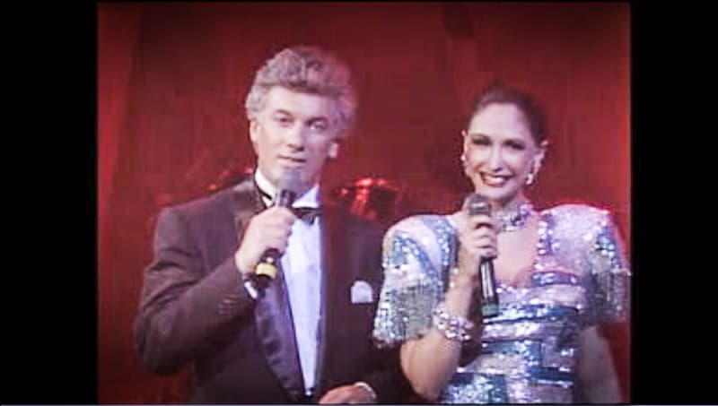 La deslumbrante conductora cubana Lucy Pereda y el carismático presentador chileno Antonio Vodanovic fueron los anfitriones de la entonces tan distinguida gala.