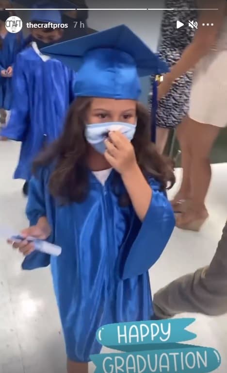 La hija mayor de nuestro experto en cocina caminó junto a sus compañeros para recibir su diploma por este gran logro.