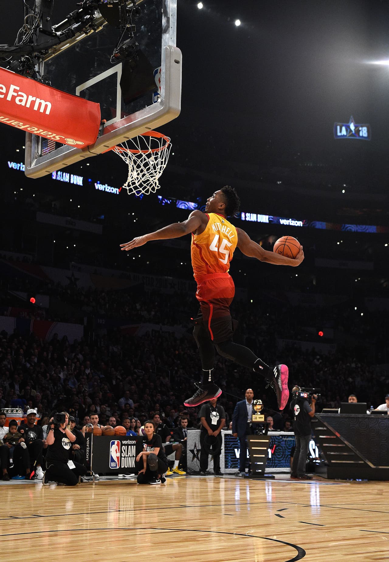 Donovan Mitchell, jugador del Utah Jazz, se convirtió en campeón del concurso de clavadas al vencer a Nance Jr. por 98-96. Te presentamos las mejores ejecuciones de la noche.