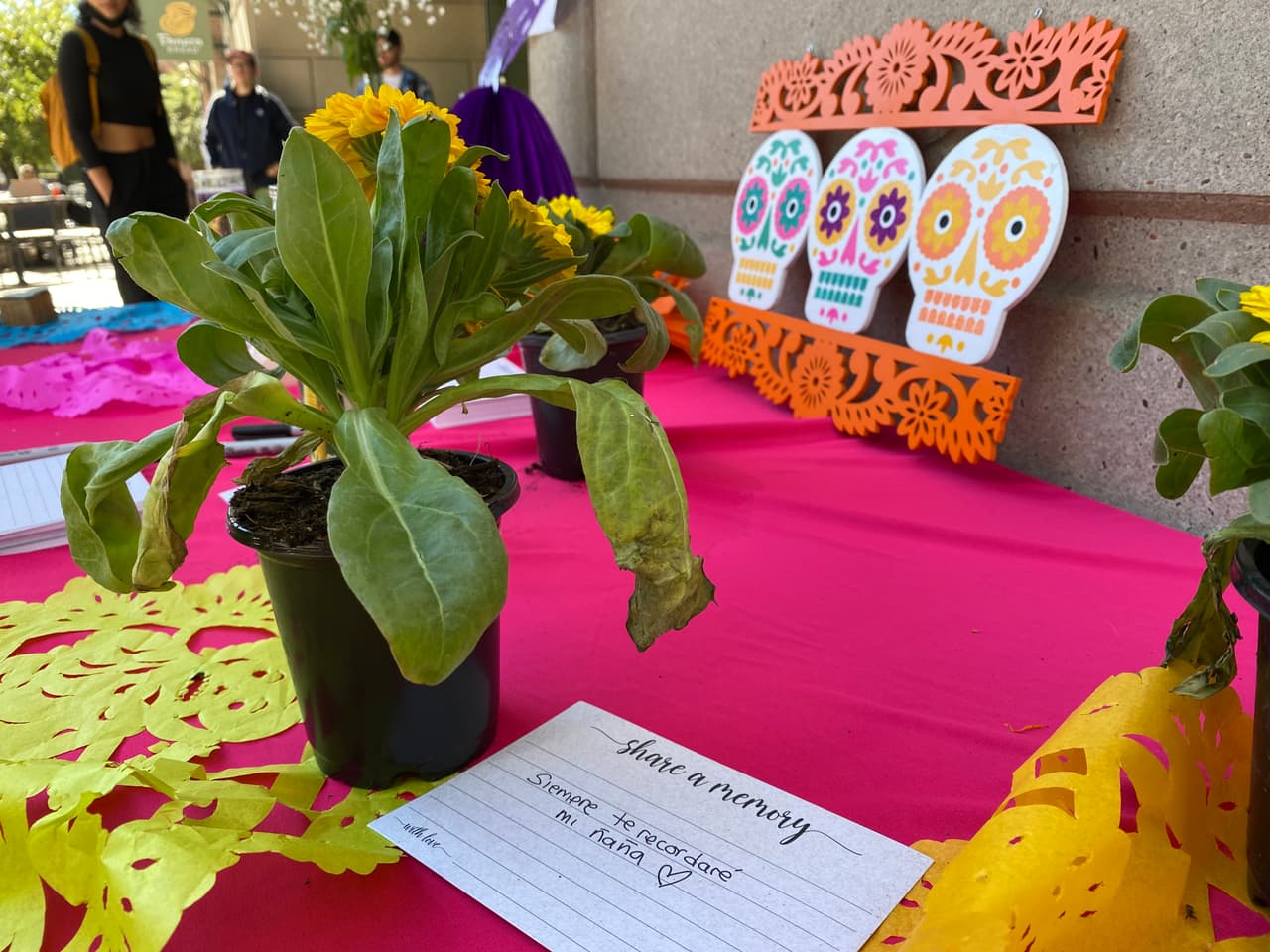 Durante el evento el Capítulo de la Universidad de Arizona de la Asociación Nacional de Periodistas Hispanos (NAHJ) estuvo vendiendo pan dulce, champurrado y café. Los fondos son para que los estudiantes puedan asistir a diferentes eventos de periodismo.