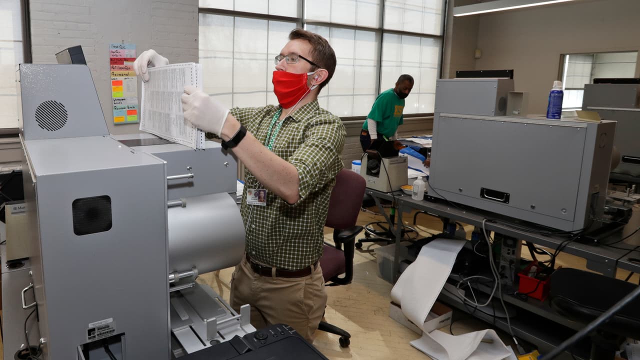 Biden gana primaria de Ohio en una elección celebrada casi completamente por correo