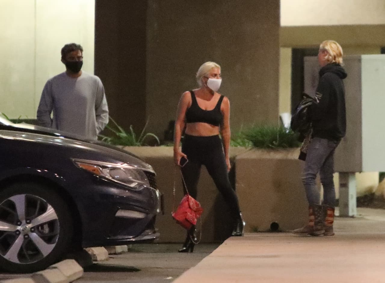 Según la fan, Gaga le comentó que le agradeciera a su amigo. Fue honesta al decirle que no se sentía cómoda de tomarse una foto con ella tan cerca de su casa, por ello tuvo el gesto de regalarle su chaqueta. 
<br>