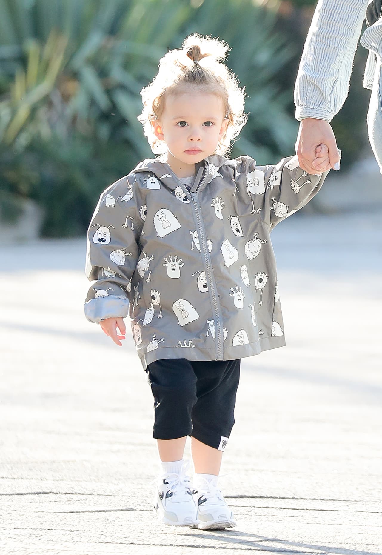 Silas Randall Timberlake, hijo de Jessica Biel y Justin Timberlake, paseó con su mamá con mucho estilo el 17 de abril en Chelsea, Manhattan.