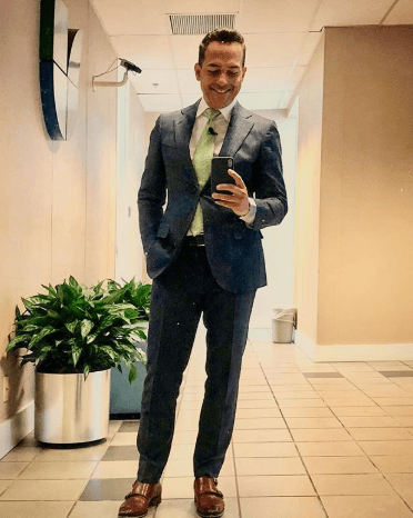 Su porte de galán. Así de elegante lo vemos todas las mañanas.