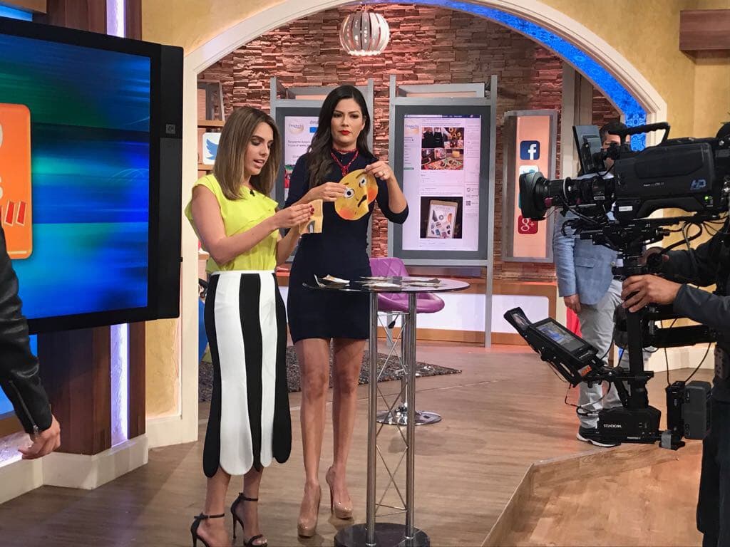 Andrea Chediak llegó con unas mascarillas de 'emojis', con las cuales puedes cuidar tu rostro de forma divertida.