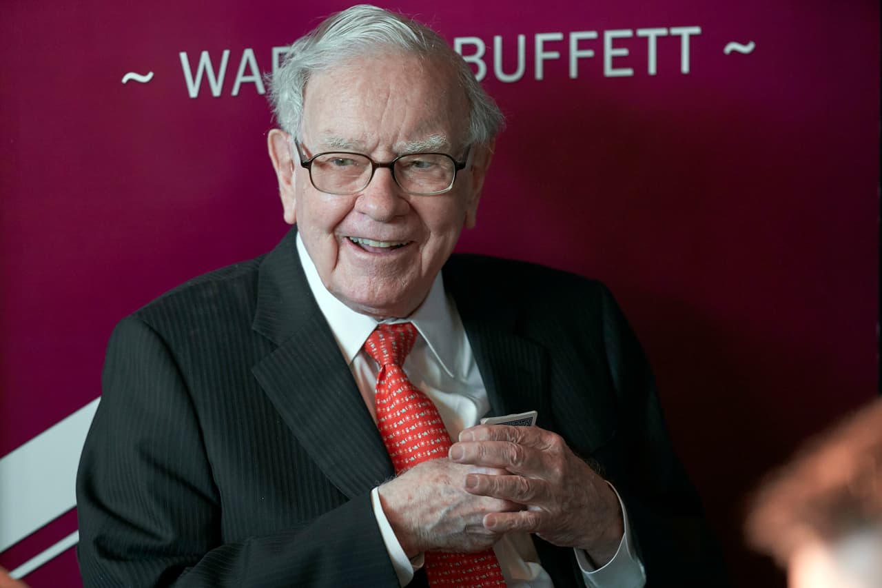 <b>Warren Buffett</b>, estadounidense. Fundador de Berkshire Hathaway, un conglomerado multinacional de compañías. Su patrimonio neto total es de 81,200 millones de dólares.
<br>