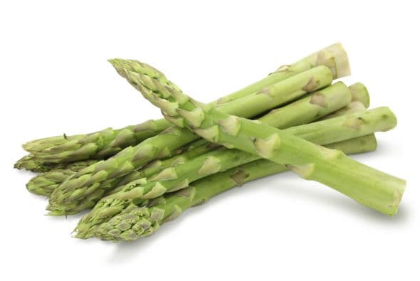 .Espárragos verdes. La clave para elegir espárragos perfectos consiste en mirar las bases blancas.