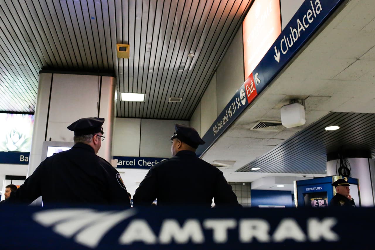 Mireia Elías, nutricionista del IMEO, aclara a EFE que este grupo debe evitar alimentos muy calóricos y que sacian poco (cereales azucarados, zumos, lácteos azucarados, salsas, refrescos y bebidas alcohólicas) y
<a href="https://www.univision.com/noticias/enfermedades-cardiovasculares/un-poco-de-movimiento-para-combatir-el-sedentarismo-fotos">evitar el sedentarismo practicando ejercicio físico de forma habitual</a>.