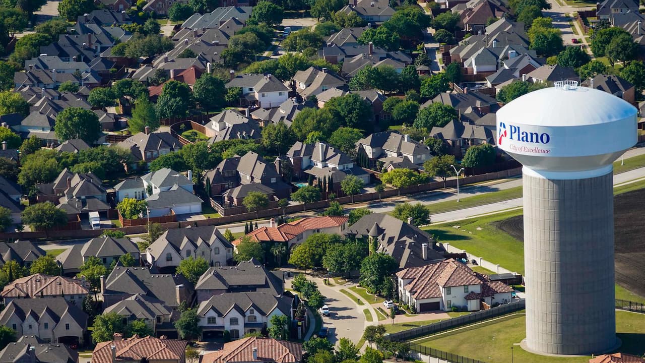 <b>6. Plano, Texas</b>
<br>
<br>La ciudad tiene la cuarta tasa de matrimonio más alta (56.9 %) y la décima tasa de delitos violentos más baja. Un poco más de un tercio de la población de Plano gana $ 100,000 o más y los gastos típicos del costo de vida representan el 40.43% del ingreso familiar promedio en la ciudad.